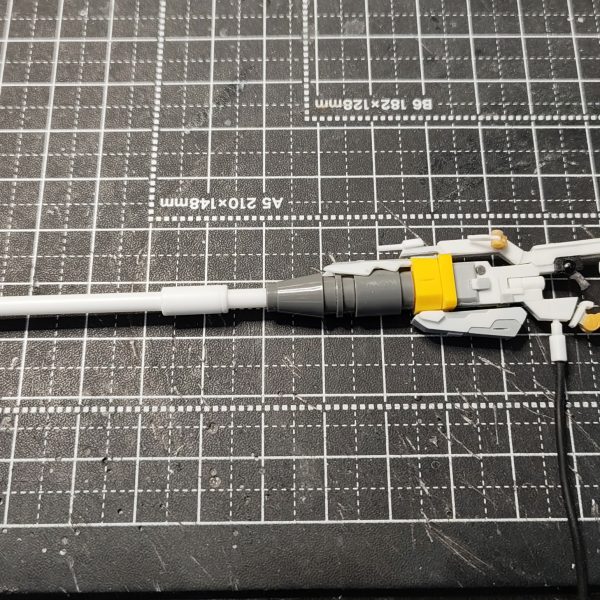 ガンダムアーティファクト第1弾のhi-νガンダム用のハイパーメガバズーカランチャーを制作。①銃身の根元ディティールをダイソーのブロックから拝借。②グリップをBJを加工し、可動化した本体に対応できるようにグリップ側を手に合わせる感じにしました。黄色いパーツを切ったり、削ったり、モールド入れ、ディテールを公式に似せる。③あとは、プラ棒、プラ板でスクラッチ。動力ケーブルは100均のイヤホンのコードにプラ棒で加工。④後方部にザンボルジムのサブアームを可動化し、ランディングパーツもスクラッチし、ランチャーを縦に装備する時の接地機構を仕込む。同サブアームとプラ棒でフォアグリップも制作。⑤組み立てるとこんな感じ。ディテールはまだ追加予定。⑥デカ物ですが脇に抱えての両手持ち出来るのがこのデザインのいいところ。前回の可動化ハイニューで構えてみました。持ち手をBJ化してるので可動域の少ない改修でも対応できます。(今回の改修もほぼ可動の仕込みは一緒です) 設計図は書かないで、公式の画像をアーティファクトのハイニューに合わせ縮小プリントアウトして制作しました。デザイン的には公式のものに似せ、ランディングギアギミックの追加でアーティファクトチックにできたかなーと思います。脇道しちゃいましたが本体の制作に戻ります!(6枚目)