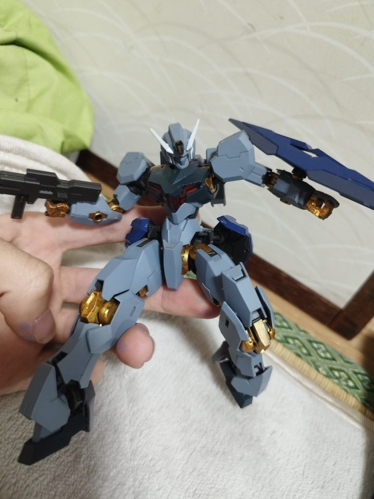 今回の塗装では関節をキンキラ金にしましたこのチラ見え関節と相性がいいんですよね。アンテナだけ白だったので仕方なくエアブラシ使いました