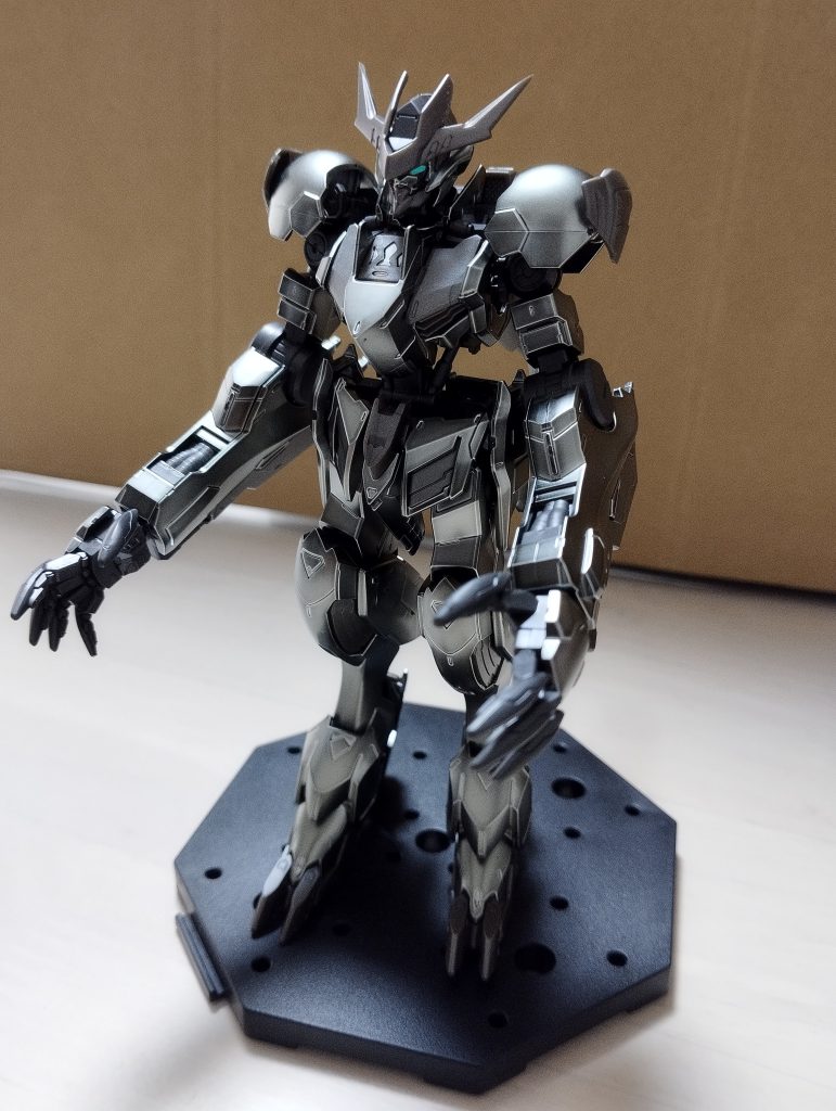 素立ち。特徴的な前腕。