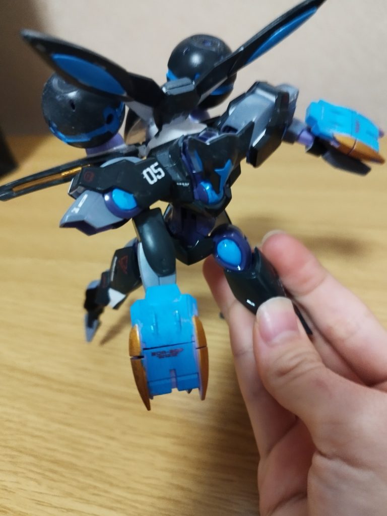 腕力がかなり強くてモビルスーツ戦になると殴るだけでヒビを入れる事ができますそれに加えて殴ったあとに弾丸を射出すればもっと効果的なダメージを与えられます。