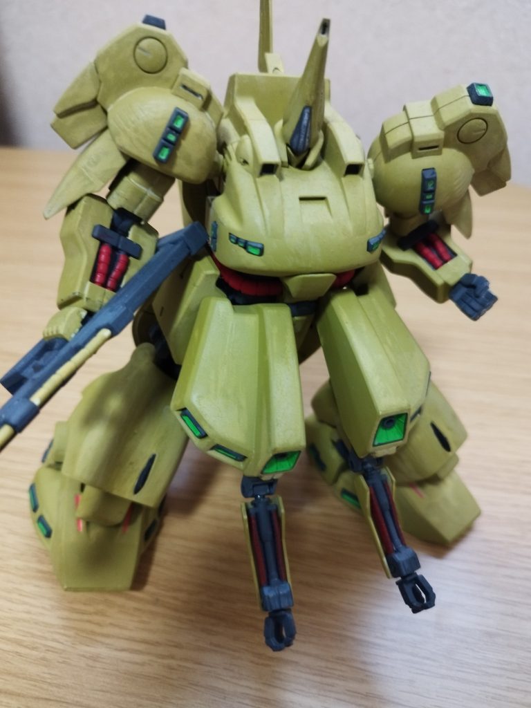 ほんでほんで隠し手？みたいのがスカート裏にありましてビームサーベルいっぱい持てます合計4本持てます隠し手と、普通の手で