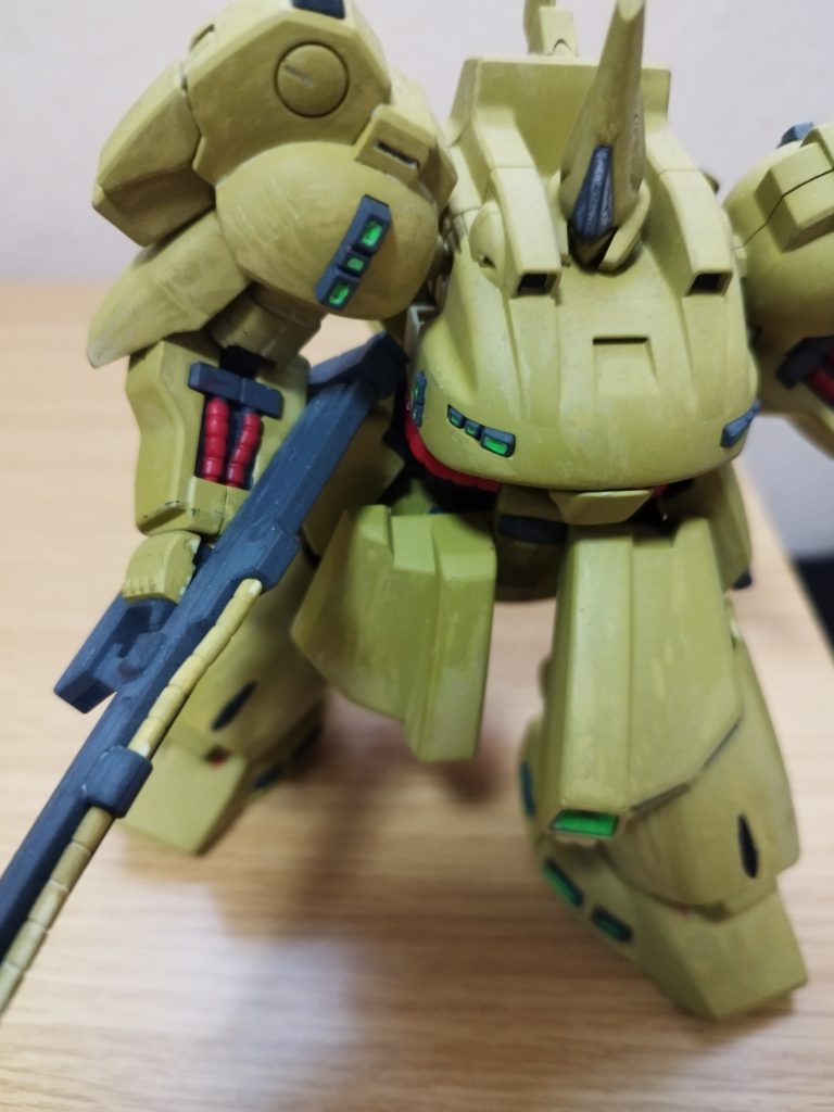 稼動域とかはすこし昔なのであんまりと思いきやいがいと動きます欠点は足の動力線が外れやすいところですねポージングをするとかなりポロポロとれます。武装はビームサーベルいっぱいとビームライフルですねお次カラーリング……あのだいぶ前でもう忘れました☆