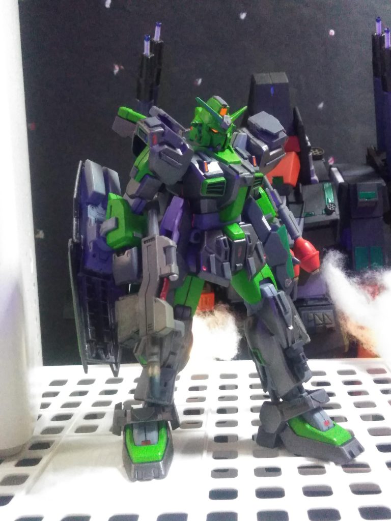 機動戦士 Z ガンダム &nbsp;(正史)第 49話『生命散って』グリプス2を制圧したエゥーゴに対し、アクシズとティターンズは総力戦を仕掛けた。小惑星基地アクシズを離れたアーガマは、三つ巴の戦闘宙域に急行する。アクシズの攻撃で戦線の維持が難しくなったラーディッシュの援護に向かったのである。エマはヤザンの猛攻に晒されていた。彼女を助けようとしたカツはヤザンの攻撃によって被弾し、サラが迎える声を聞きながら命を散らす。カツの死を間近に見ながらも、ヤザンに追い詰められていくエマ。ラーディッシュ艦長ヘンケンは彼女の危機を知り、艦をエマの盾にしてヤザンの攻撃を受け止める。ヘンケンたちの命とともに沈みゆくラーディッシュを前に、エマは言葉を失うことしかできなかった。その彼女の姿と、多くの人の死に怒り悲しむカミーユは、自分の手で戦いを終局に導く決意を固める。