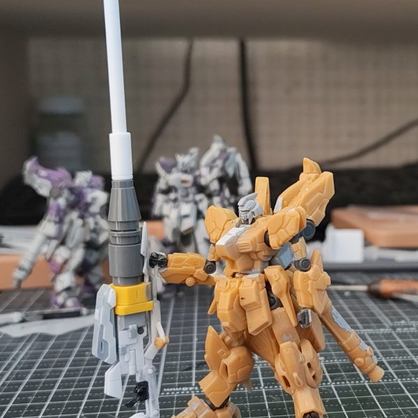 ガンダムアーティファクト Hi-νガンダム 腕部 胸部改修①腕の可動化。可動化は前回と同じ感じ。肩のTジョイントをコトブキヤのABSユニット01からホビーベースの関節技球体ジョイントミニに変更。軸径が2.3㎜から2㎜になったので二の腕の穴を若干小さくすることができ、保持と耐久度をUP。いつもどおり、BJ03のボール軸を切って、ジョイントミニに移植(真鍮パイプ0.5㎜を軸打ちで補強)胸部に入り込むようにBJ03の受けの余分なところをカット。ジョイントミニの軸径も短くカット。②肘関節は、いつものコトブキヤABSユニット01の最小Tジョイントで。(このコトブキヤのTジョイントが廃盤なのか売ってません。このサイズTジョインの代用が見つかりません!手持ちも無くなりました(>_<)肩アーマーは軸にハマるように加工。スラスターはモナカなので作りなおします。なので排除。③胸部 少しディテールを変更。胸部真ん中のアーマーのラインが嫌なので削って無くし、低くなった分をプラ板で。ダクトも別パーツに見えるように削りこむ。首の可動も前回と同様BJ03のBJを移植し、軸先をボール状に削り頭部側で可動化。補強で0.5㎜真鍮パイプを軸打ち。背中は、このハイニュー独特のバックパックがめり込んでいる状態なので、写真のようにカット。バックパックをその形に合わせて新造。前回は背中をえぐって加工はしてないので厚ぼったい感じを解消できました。前回より自然な感じに可動化を仕込むことが出来たと思います!あとは細部を攻めていきますか~(5枚目)