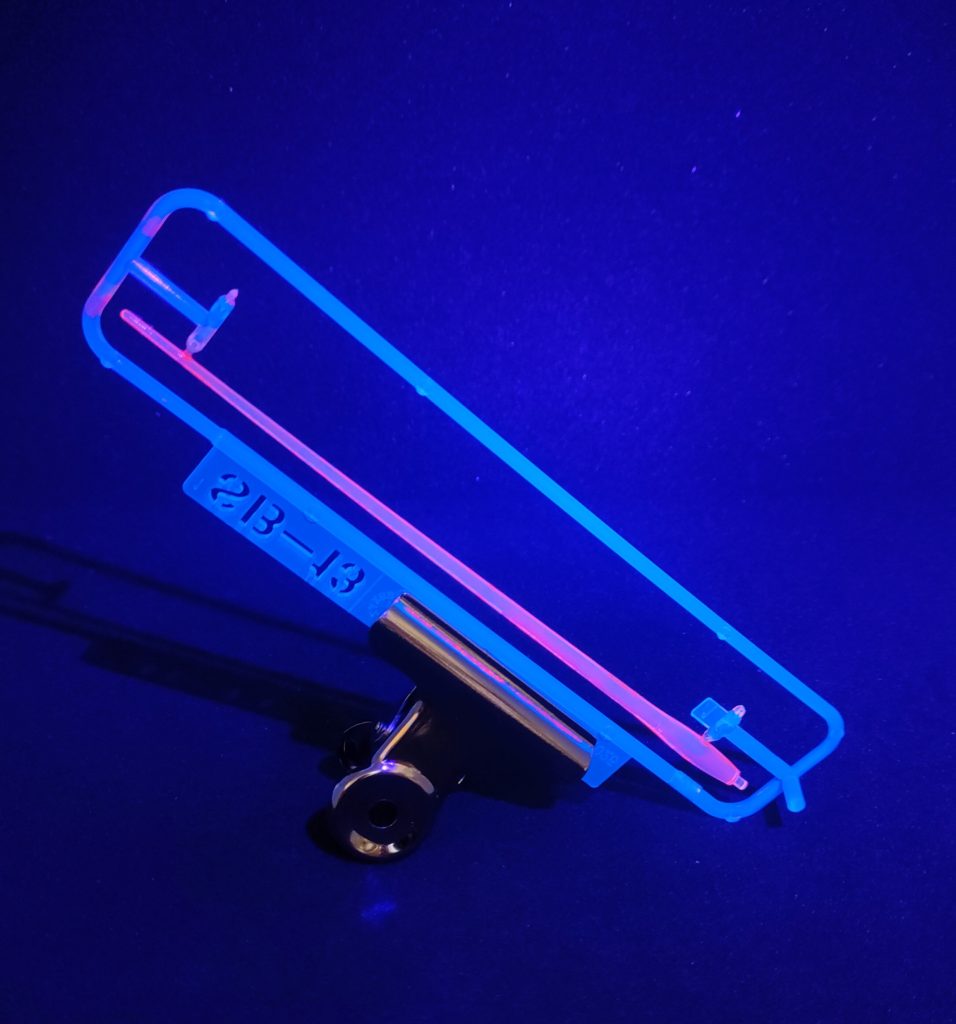 ブラックライトをあてるとランナー部分だけブルーに光ってるのが分かりますね。