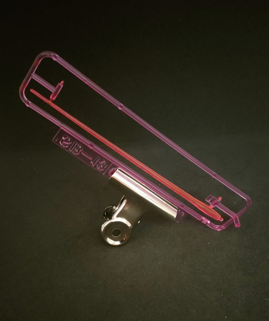 成形色ランナーとの比較。先ずはブラックライトをあててない状態です。ビームサーベルを蛍光ピンクに塗装してます。