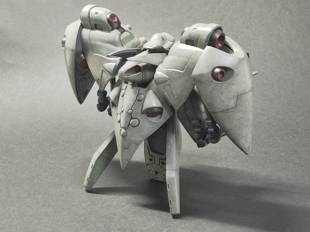 そんな色レシピです。基本水性ホビーカラー。麻雀の役みたいですけど、緑一色です。緑: よもぎ色 > スカイ (ザクの緑と同じ)スラスター外、首元等: 履帯色(タミヤアクリル) > 焼鉄色動力パイプ: 焼鉄色 > 履帯色スラスター内: レッド(タミヤエナメル)装甲裏: サフ > 軍艦色1ビームサーベル: (サフ無し) ディアクティブホワイト>プロトタイプオレンジ>ガンダムイエロー(>根元グランプリホワイト)クソでかい機体なので、チッピングはサイズ感的にどうなんだろうと変なリアル指向なことを考えてしまい、チッピングなしに。SDなのにリアルも何もないだろとは思う笑。ウォッシングは久しぶりにMr.ウェザリングカラーのグランドブラウン。&nbsp;折角スラスター内の赤塗ったのに、後ろから全然写ってなかったのと、左右のでかい羽の内側で赤く塗ったところ、さっき説明書見たら赤くなかったです。それにしても、説明書に色指定ないとか、作例がグラデーション塗装とか、SDだと普通なんですか??