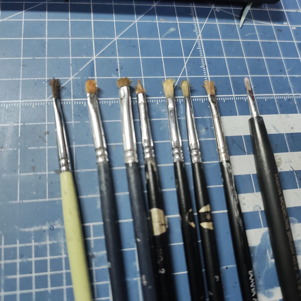 右から2番目がタミヤの安い方の黒軸、3体ぐらい塗ったところ。だいたいこういう具合に筆の先から溶けたのか削れたみたいになってバッサバサになっていくので、開いた部分をハサミで切ってドライブラシ用になります(左から2、3本目)。黄色のSSDブラシ良く耐えている方。もう次は新しいのおろさないと無理ぽいです。