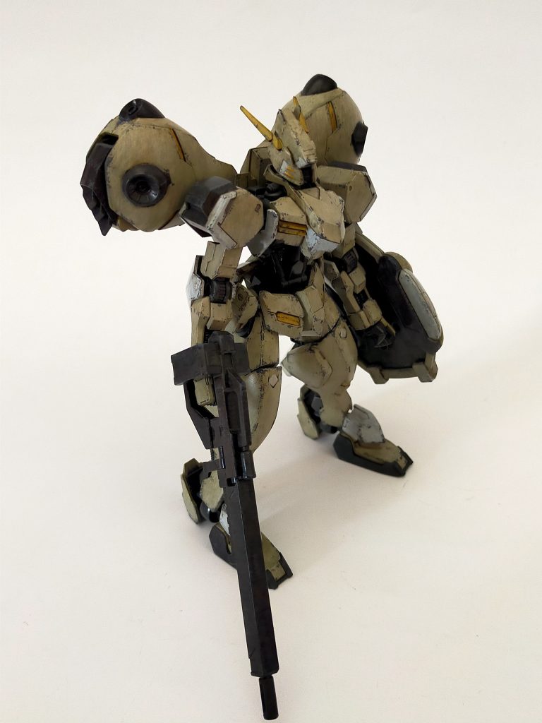 　1/100が続いたので1/144のキットをサクッと作りたいと思ったのですが、気になる部分が結構あり、少しだけディテールを追加したりしたので、思ったより時間が掛かってしまいました。　塗り分けが必要な場所もマスキングせずに塗ったので、はみ出しまくりです。　フレームはバルバトスと共通なのかと思っていたのですが、微妙に違うようで調整が必要でした。&nbsp;