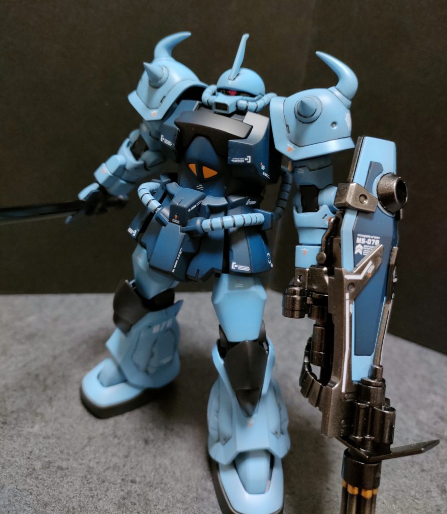 ガトリングガンが重すぎてポーズがつけれません。身体が傾いてしまうので先端を地に着けて仁王立ちでキメとります。