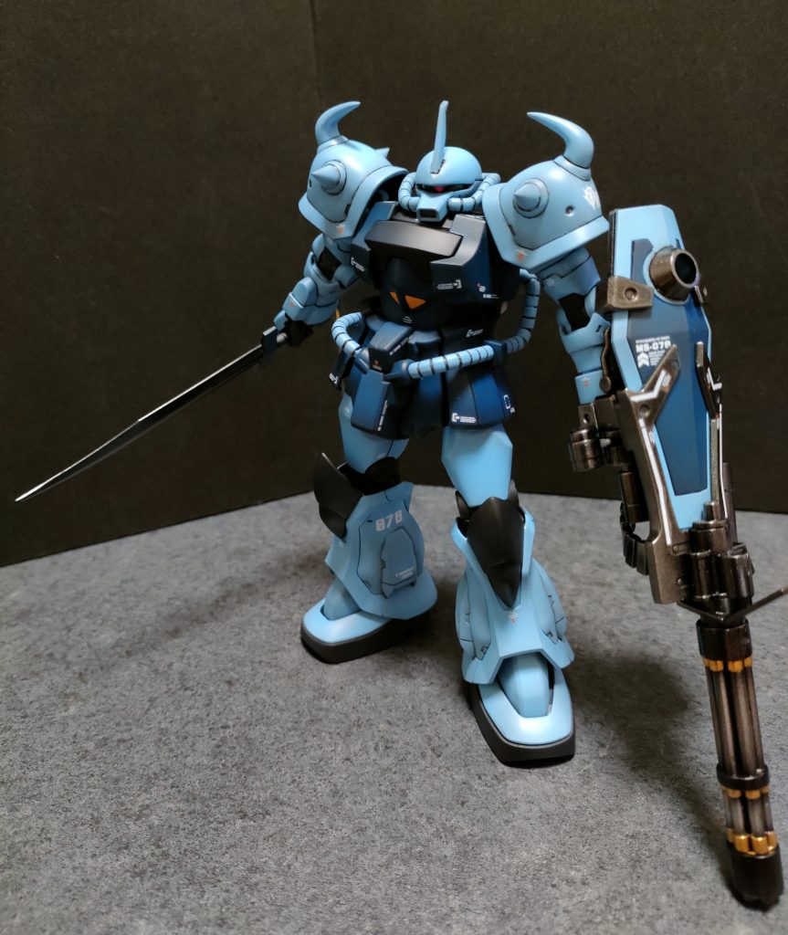 HGUCは丁寧に作り上げると大化けするキットですが老眼のオヤジにはパーツが小さく組み上げ辛い。膝の関節パーツも塗装後にバランスチェックしようとしてパキッと（泣）