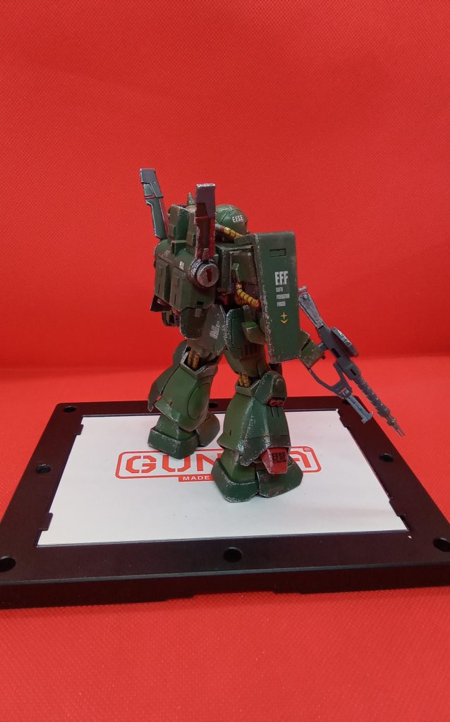 塗装は設定通りだと地味だったので　ザクっぽい色合いにして赤色と鉄色を差し色ザク改っぽくなってます