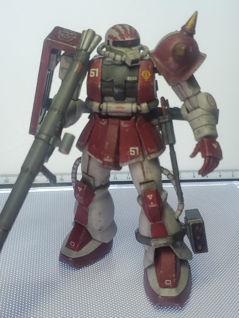 全身カットです。カラーリングは旧キットMSVグフ飛行試験型のパッケージ横にあるカラーバリエーションからの引用です。ザクにも似合うカラーですね。足にはミサイルポッド装備。