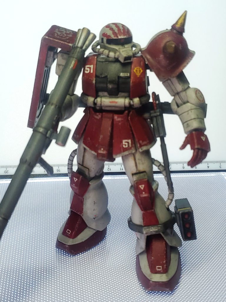 全身カットです。カラーリングは旧キットMSVグフ飛行試験型のパッケージ横にあるカラーバリエーションからの引用です。ザクにも似合うカラーですね。足にはミサイルポッド装備。