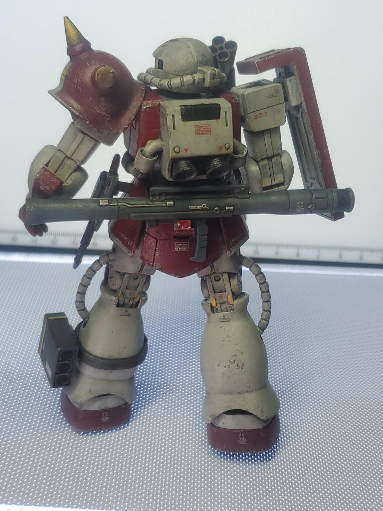 こちらはバックショット。ザクⅠのバズーカも装備しています。左肩のショルダーアーマーは取付位置を調整していて、少しいかり肩、ちゃんと肩の上に乗っている感じにしました。