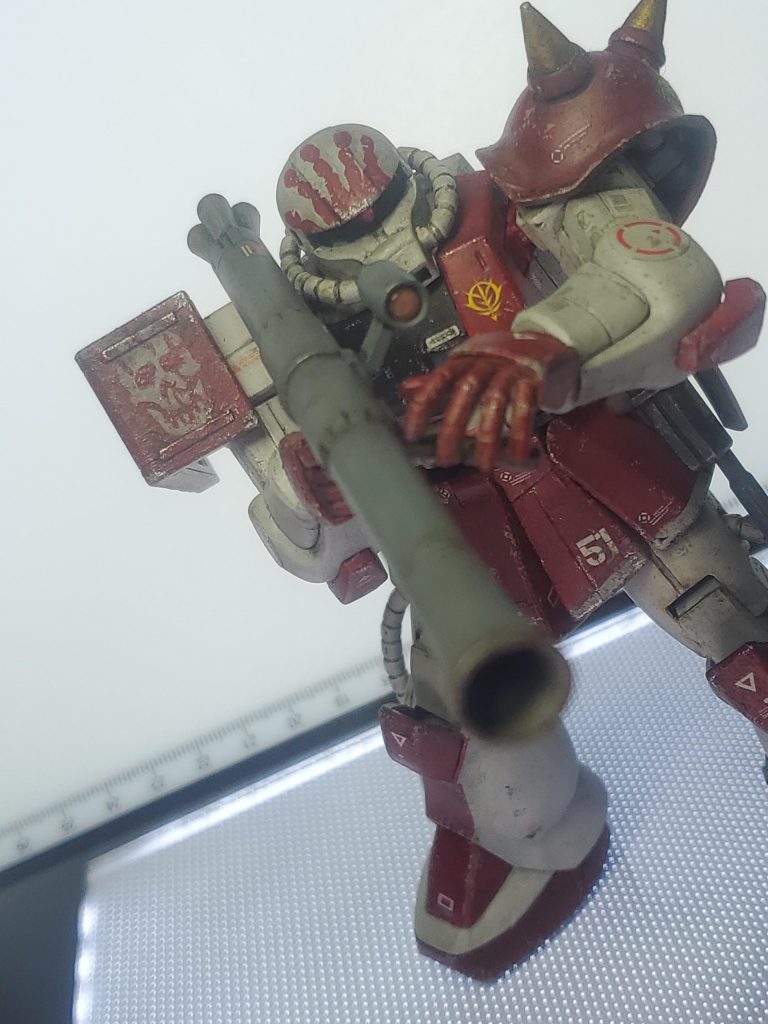 ザクバズーカを構えさせます。視界に入るドクロマークが特徴です。頭部には戦化粧の雰囲気で手形が描かれています。腰アーマーの灰色ラインと同じく手書きで粗い感じで塗り、戦地でカラー入れを行ったようなイメージを演出しました。