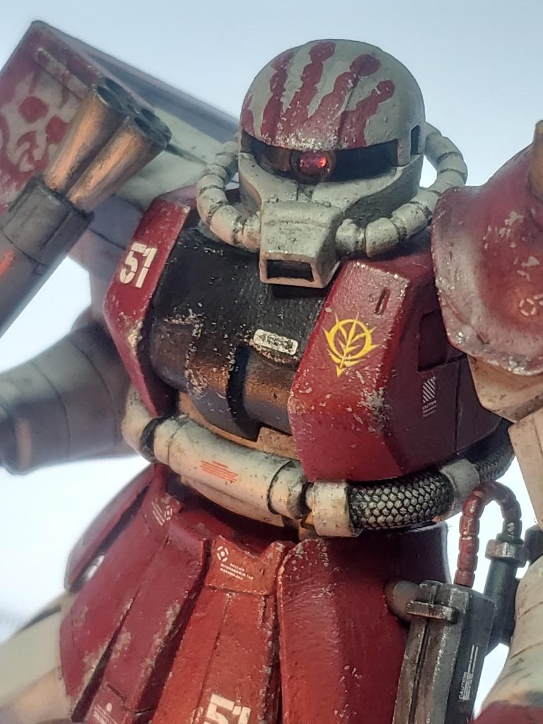 チッピングでのハゲ加工をいれることで情報量を増やしています。さらにガンダムデカールを基本にして、余った他プラモのものや汎用デカール、100均のものなどを活用して密度を増やしています。動力パイプは壊れたスマホ充電器のケーブルを活用しています。