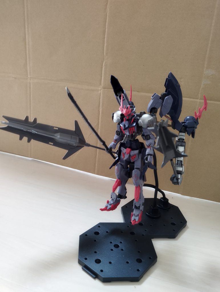 もっとポージングを変えたかったが、胴体がポロポロ取れるし、多腕部分の接続部から下がっていくので、ほぼいじれずｗそれぞれ接続部分を補強はしたけど、重さが勝ってしまった。