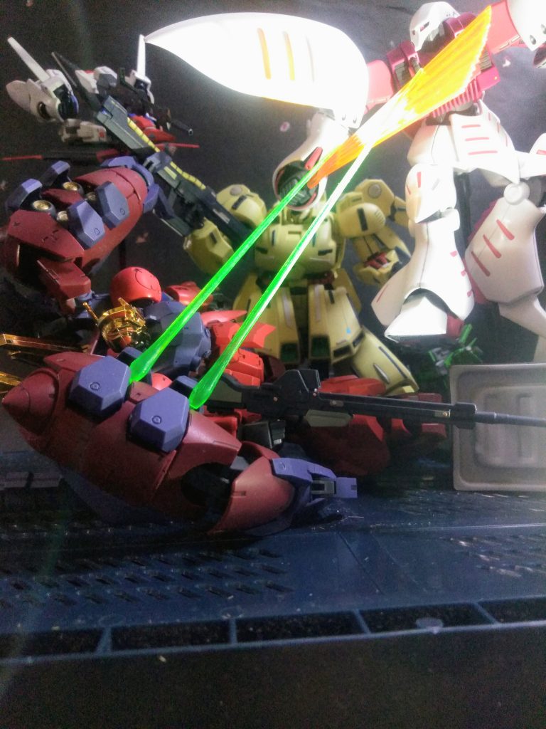 さて、舞台はコロニーレーザーの内部へ侵入した『重装フルアーマー デルタ ガンダム』『キュベレイ』『ジ・O』の三つ巴戦から始まります😁強化装備に身を包んだ『 H,F,A, デルタ G 』でも最強格のニュータイプを二人同時に相手にするのは無理が😭コレを察した『Z ガンダム』が援護に駆けつけ、更にコロニーレーザーの入手を企む『クロマ・クコイツガ 少佐』が密かに追従すると、イウ状況😳