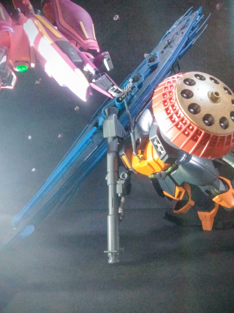 コロニーレーザーの外縁 にアクシズ軍の特務部隊 ルッキールー 大隊が接近です🤔彼等の任務は『天斗 特務大尉』を連れ帰る事😁編成機体は🧐『先行生産型 ガルス J』 キョウ科学者養成機関 ヤッベエーナココが設計開発した『試作砲撃戦用 MA 射 401』 イヤイヤ👋👋 断じて"おにゃの娘"がドウコウする謎の超科学潜水艦ではありませんゾっ😡💢💢