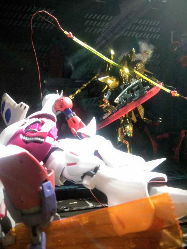 『重装フルアーマー デルタ ガンダム』と『キュベレイ』の激突は劇内と同様に狭い空間にて行われております😟執拗な攻撃で限界が来た重装フルアーマーをパージした『デルタ ガンダム』😩繰り出される『キュベレイのファンネル』に対抗してインコム システムを出射し対応です👊😆🎵 そんな闘いの行方は《《《皆様ご存知の展開》》》 と!云うことで😖