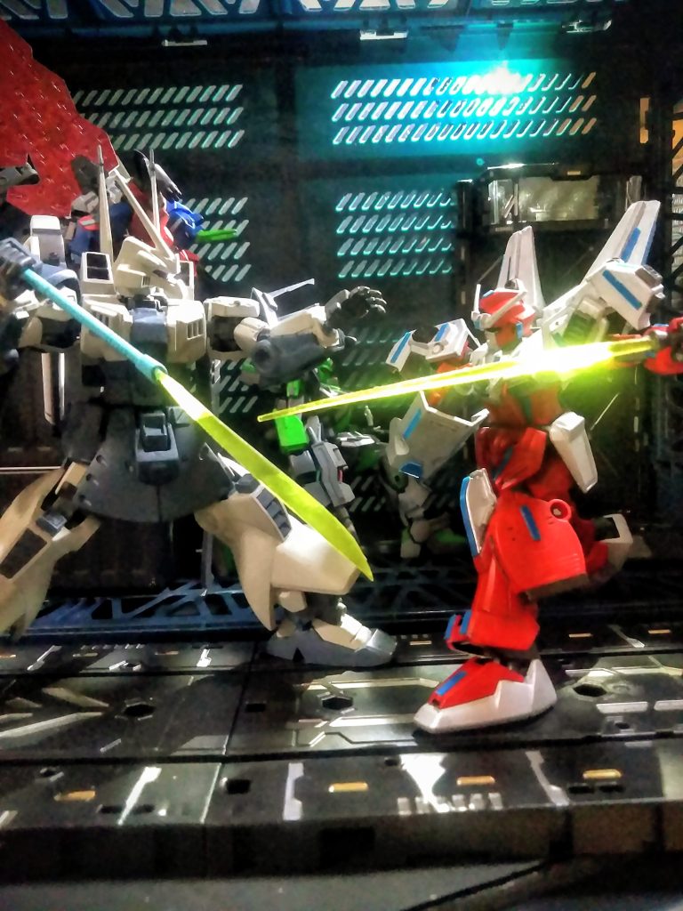 コロニーレーザーの制御室手前 へ辿り着いた『クロマ 少佐』😣『 ガンダム Mk-Ⅱ』の掌へ降り制御室へ向かおう🏃とした矢先⁉️(白い人がクロマさん)『クエスター Ⅲ』を引き連れて『天斗 特務大尉』『アルカード 大尉』が追い付きます👍事態を予測した『アルカード 大尉』は『クロマ 少佐』を止めようと✋⛔『クロマ 少佐』を支援しようとする『クエスター Ⅲ』は『天斗 特務大尉』が牽制です😆👍✨