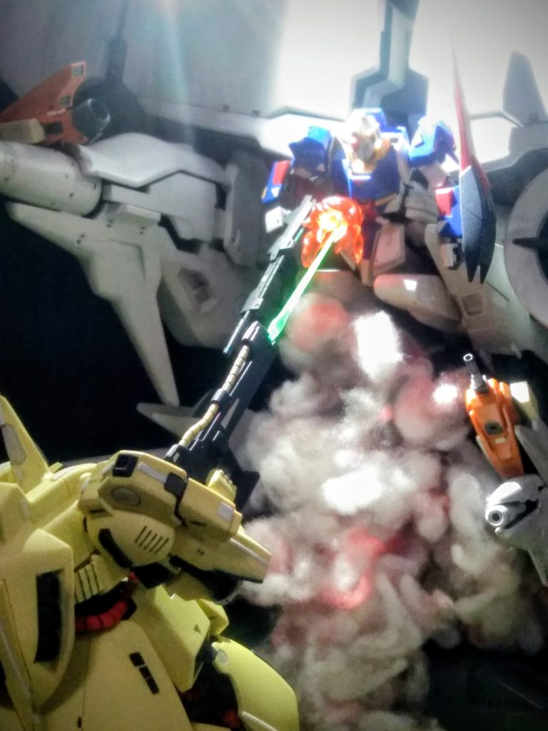 ティターンズ艦隊が狙われている事を悟った🤔⚡『パプテマス・シロッコ』はコロニーレーザー内部より離脱😡其を空かさず追撃する『カミーユ・ビダン』外部へ飛び出した『Z ガンダム』と『ジ・O』の前にはアイドリング状態で待機している『アームドベース オーキス』😱☀️『Z ガンダム』は迷わず合体🙌🙌🙌『ジ・O』はビームライフルを撃ちますが I フィールドに阻まれるのです😭 『Z ガンダム』の脚部に追加装備が設置されていたのはアームドベースとのドッキングの為😤💨そんなアームドベースを用意したのが『AE社 ヨコナ・ガシィ販売部副部長』&『パク・リィ 教授』なのは「「「皆様の想定どおり」」」 ですよね🤣🤣🤣