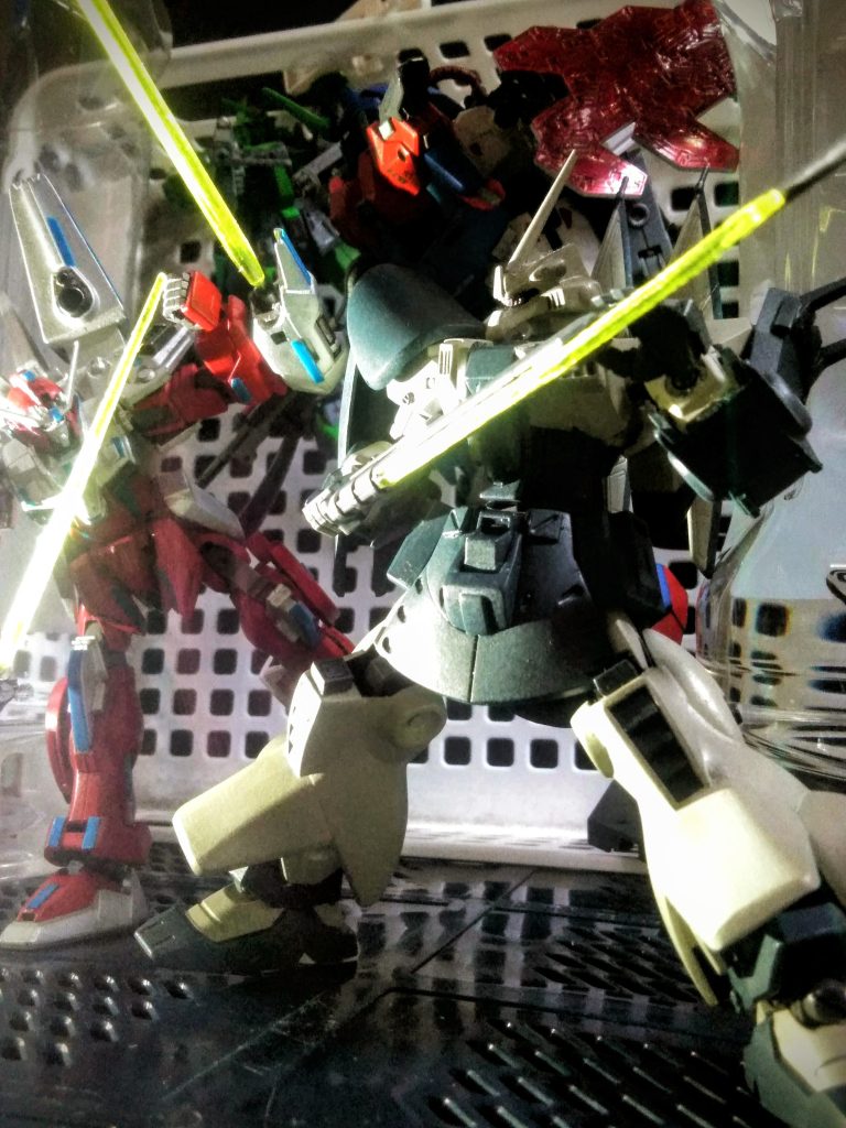 『天斗 特務大尉』『アルカード 大尉』に押し切られ『クロマ 少佐』『クエスター Ⅲ』は発熱電灯(ペットボトルでご免なさい)が立ち並ぶコロニーレーザー発電区画へ🤩発射が差し迫るコロニーレーザーの入手を諦めた『クロマ 少佐』は脱出を優先します≡3≡3≡3