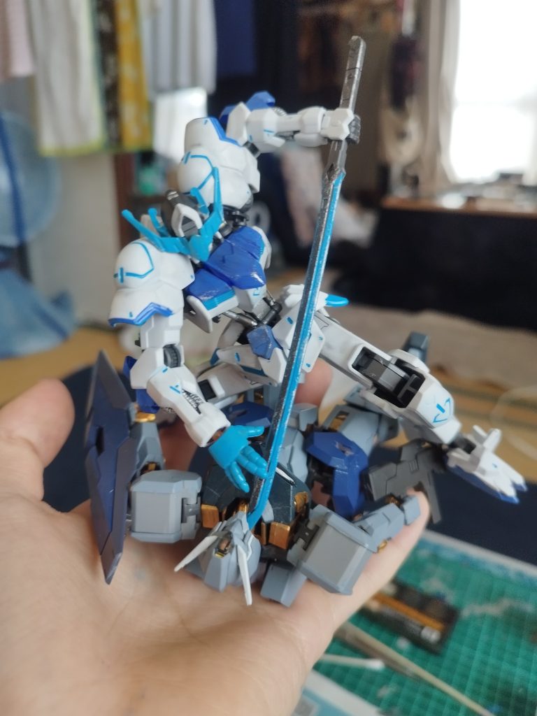 今回の塗装はブルーを主体に塗装、稼動域などは弄らずそのままです。もうねバカかっこよくて最高ですポージングがバエるんすよほんと困っちゃう