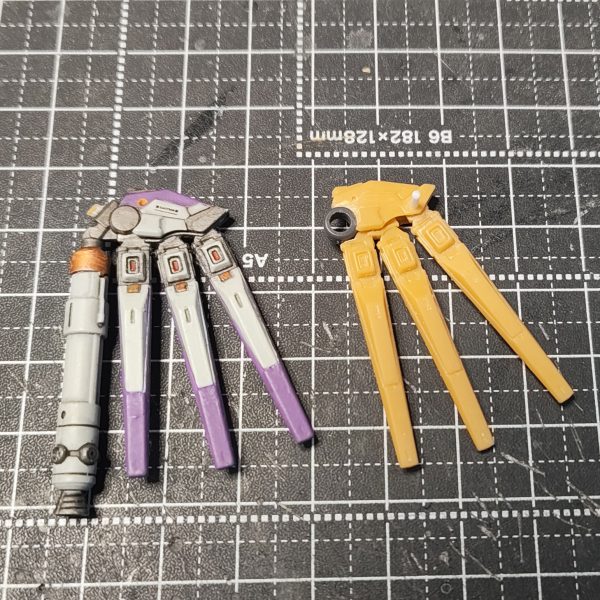 【ガンダムアーティファクト　Hi-νガンダム　ファンネル改修】①ファンネルを2組と1組に分離し、内側の2組はネオジムを仕込んで脱着可能にし、外側の1組はプラ棒で軸打ちし角度を変えれるようにしました。②ノーマルと比較③外の1組だけでも角度を変えることによって、大分表情が変わると思います。【その他改修】④足のディテールを追加。エポパテで肉抜きを埋め、スジ彫りで溝。⑤腰のフロントアーマーの裏にトラスディテール追加。エポパテで肉抜きを埋め、プラ板でトラスディテールを作り貼る。⑥脚部ふくらはぎ、肩のスラスター制作。市販のものをサイズに合うように切り、プラ板で補強し制作。肩のものは、エポパテで土台を作り、2つスラスターをくっ付けてます。（3枚目）