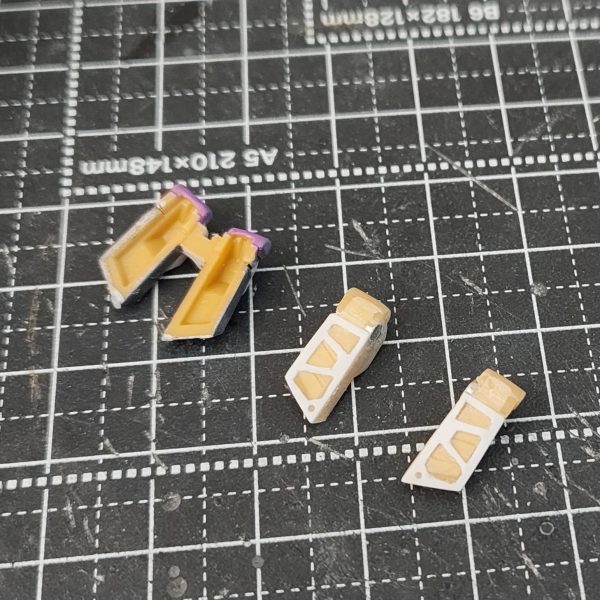 【ガンダムアーティファクト　Hi-νガンダム　ファンネル改修】①ファンネルを2組と1組に分離し、内側の2組はネオジムを仕込んで脱着可能にし、外側の1組はプラ棒で軸打ちし角度を変えれるようにしました。②ノーマルと比較③外の1組だけでも角度を変えることによって、大分表情が変わると思います。【その他改修】④足のディテールを追加。エポパテで肉抜きを埋め、スジ彫りで溝。⑤腰のフロントアーマーの裏にトラスディテール追加。エポパテで肉抜きを埋め、プラ板でトラスディテールを作り貼る。⑥脚部ふくらはぎ、肩のスラスター制作。市販のものをサイズに合うように切り、プラ板で補強し制作。肩のものは、エポパテで土台を作り、2つスラスターをくっ付けてます。（6枚目）