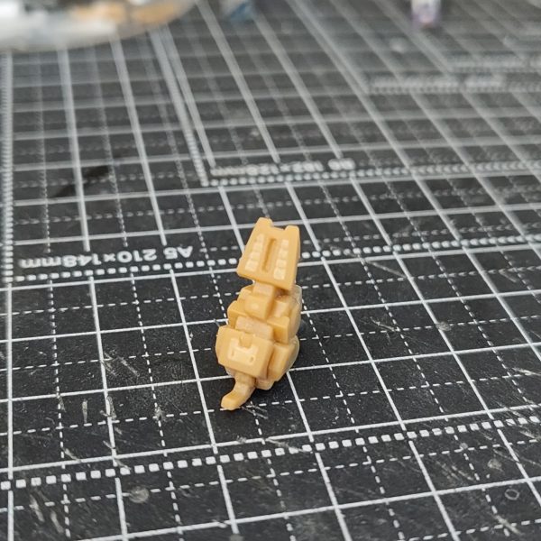 【ガンダムアーティファクト　Hi-νガンダム　ファンネル改修】①ファンネルを2組と1組に分離し、内側の2組はネオジムを仕込んで脱着可能にし、外側の1組はプラ棒で軸打ちし角度を変えれるようにしました。②ノーマルと比較③外の1組だけでも角度を変えることによって、大分表情が変わると思います。【その他改修】④足のディテールを追加。エポパテで肉抜きを埋め、スジ彫りで溝。⑤腰のフロントアーマーの裏にトラスディテール追加。エポパテで肉抜きを埋め、プラ板でトラスディテールを作り貼る。⑥脚部ふくらはぎ、肩のスラスター制作。市販のものをサイズに合うように切り、プラ板で補強し制作。肩のものは、エポパテで土台を作り、2つスラスターをくっ付けてます。（5枚目）