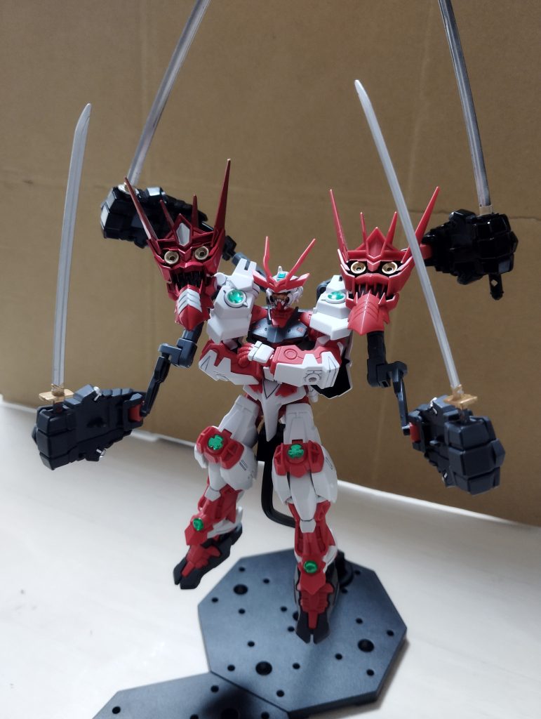 三面六臂なので安直に『 阿修羅』。刀は付いていた2本とかき集めた2本。なので後ろの2本は長さが違うｗ