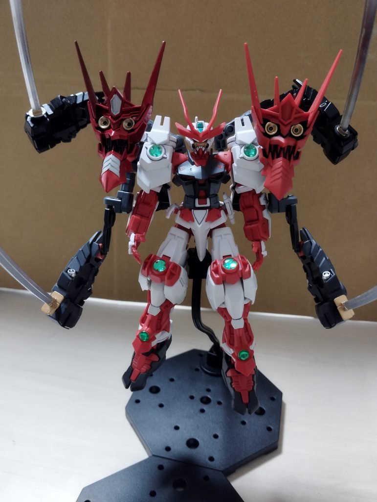やっぱり多腕いいなぁ。組んでいない戦国アストレイがあるので、改造用に組もうと思います。