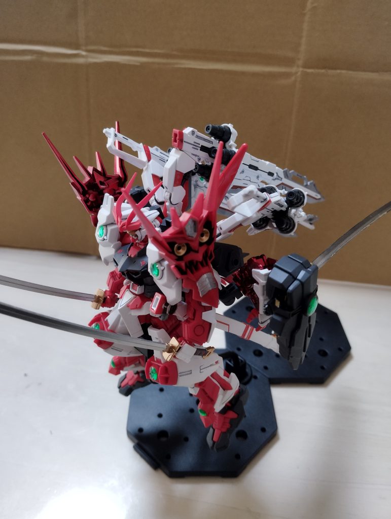 レッドドラゴンhttps://gumpla.jp/hg/25248354のバックパックごと背負わせただけで、サマになってカッコいい。鬼の面は肩の副腕用のポリキャプにさしただけw鬼の面はメッキ風のほうに合わせシルバーを塗りましたw面を肩に付けるの好きみたいですw三轟猿渾然猴王悟空インパルスガンダムhttps://gumpla.jp/sd/1072503 腰の副腕はジャンクパーツに穴をあけて接続してます。