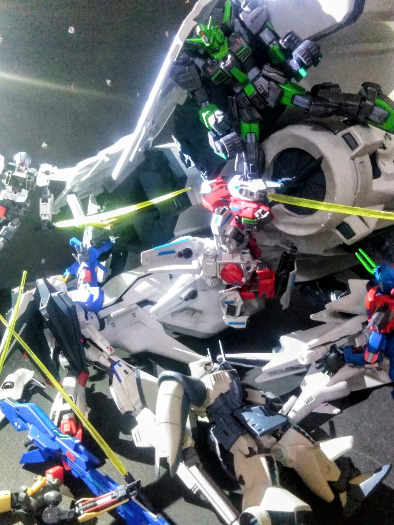 六者三様の闘いがアームドベースの周りで繰り広げられています😖手持ち武装が無い『Z ガンダム』は「「「最後の切り札」」」に手を伸ばす😟『天斗 特務大尉』『アルカード 大尉』も必殺の兵器を見付けます😆👍✨