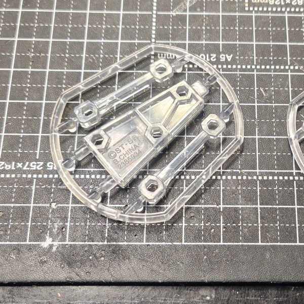 【ガンダムアーティファクト Hi-νガンダム スタンド制作】①モビルスーツアンサンブル(ガシャポン)の付属スタンドを使用。②赤〇のところを削り、2つ合わせ、軸ピンも切って差し込んでスタンドアーム完成。③関節技のボールジョイントミニのクリアを使用。本体に接続側は軸2㎜を、台座側は軸3㎜使用。台座は100均の山田化学のものを使用。穴が3㎜なのでそのまま差し込めます。④ランチャーと本体を1台で飾れます。⑤ランチャー縦構えも補助的に使えます。いつものモビルスーツアンサンブルの余って使い道がないスタンドの再利用です。今回はボールジョイントをクリアにすることによって見栄えがよくなったと思います。(前回までは余ったBJの使用だったので黒でした)(2枚目)