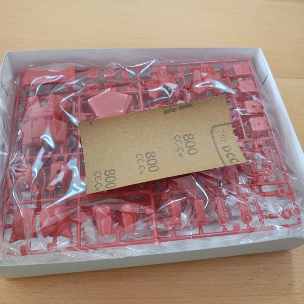 当時から現行キットまで06R(-2含む)とは御縁がなかったのですが、巡回中に根付け間違い疑惑のこれを見つけたのでお迎え。別のキットと並行して作成中。箱を開けたら何故か800番の紙ヤスリが1枚入っていて謎。プロポーションは良いとは言えないが、よく見ると箱絵が忠実にプロポーションを再現していた。箱絵は永久保存版。それにしても色々突っ込み所が多く、各部どうしたものかと頭を悩ませています。（2枚目）