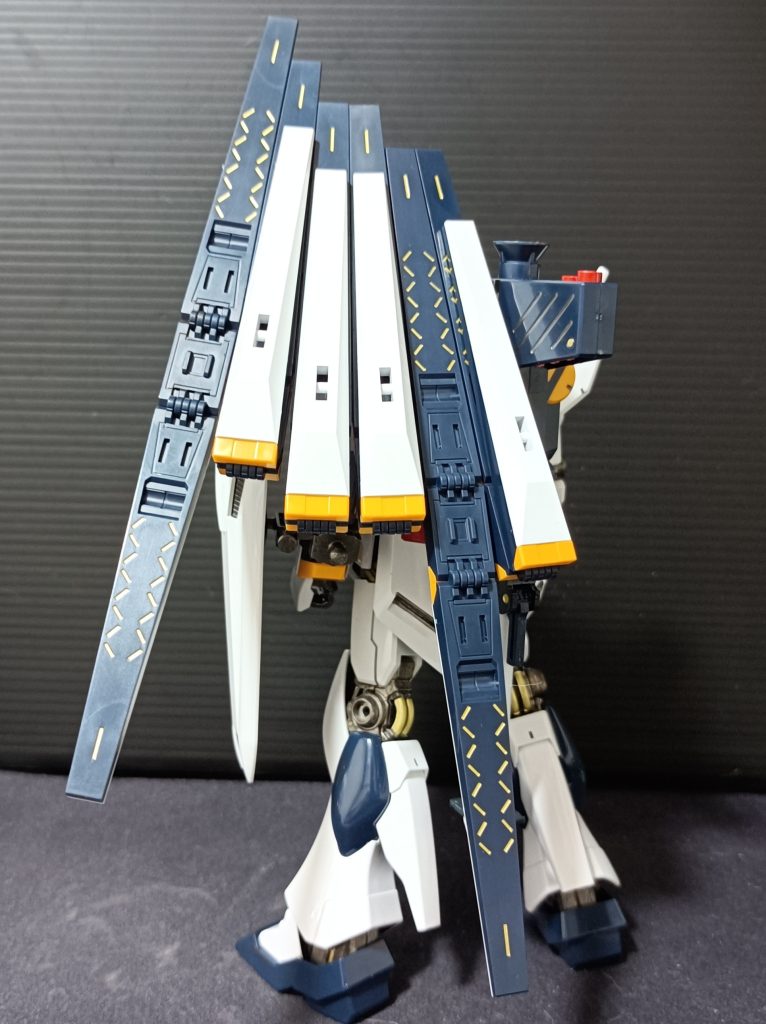 以前投稿したRGのフィン・ファンネルと同じく、ゴールドを挿し色にしてます