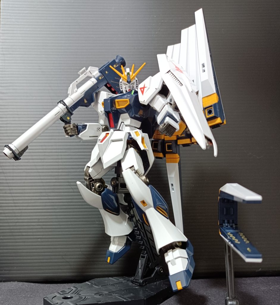 せっかくなのでオプションパーツセットからハイパー・バズーカを持たせて合わせ目消してないので見えない角度で…(gundam-kao10)