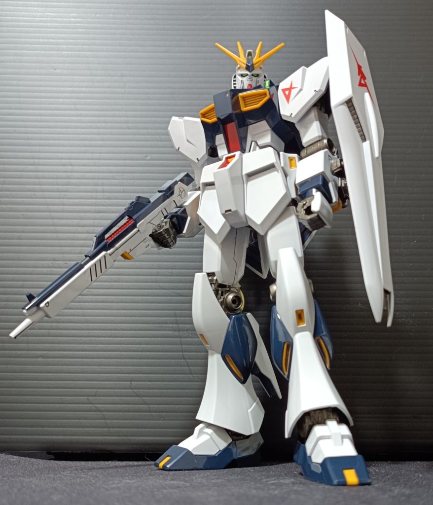 上の二枚の画像で違う所あるのわかるでしょうか(ポージングの角度ではないです… )