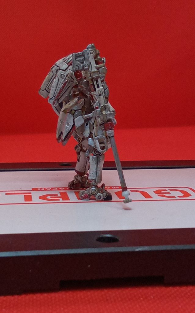 ドーバーガンは白基調に全体は白色だけだと寂しいので　差し色の赤と装飾の金を追加