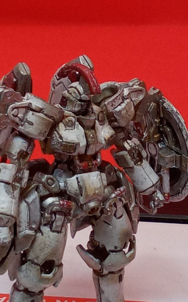 顔と胸部エアダクトはスジ彫り