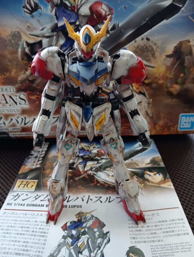 エッジのみをやるつもりがミスって全体的に黒くなってしまった……さらに油汚れさせようとミスって錆流れになって……と失敗しまくりましたがなんかいい感じによごせたと思います