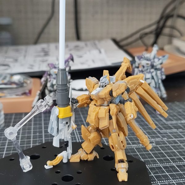 【ガンダムアーティファクト Hi-νガンダム スタンド制作】①モビルスーツアンサンブル(ガシャポン)の付属スタンドを使用。②赤〇のところを削り、2つ合わせ、軸ピンも切って差し込んでスタンドアーム完成。③関節技のボールジョイントミニのクリアを使用。本体に接続側は軸2㎜を、台座側は軸3㎜使用。台座は100均の山田化学のものを使用。穴が3㎜なのでそのまま差し込めます。④ランチャーと本体を1台で飾れます。⑤ランチャー縦構えも補助的に使えます。いつものモビルスーツアンサンブルの余って使い道がないスタンドの再利用です。今回はボールジョイントをクリアにすることによって見栄えがよくなったと思います。(前回までは余ったBJの使用だったので黒でした)(6枚目)
