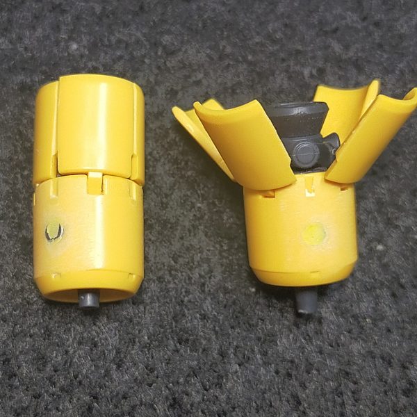 ヤクト・ドーガ( クェス)改修進捗ハンドパーツが握り手しかないため、関節技EX 極み手に差し替え手の甲はキットから流用している&nbsp;またファンネルが安定していないため、ネオジム磁石(2mm)を仕込んでポロリしにくくいたその他足をいじってディテールを増やす等、好きな感じに調整&nbsp;ガトリングガンは砲身の長さや持ち手の位置を変えるなど、無理なくポージング出来るようにオリ武器にしている&nbsp;ひとまず全身に手を入れ終えたので、洗浄→サフに進める装甲は黒立ち上げで、ほんのりグラデを目指す（3枚目）