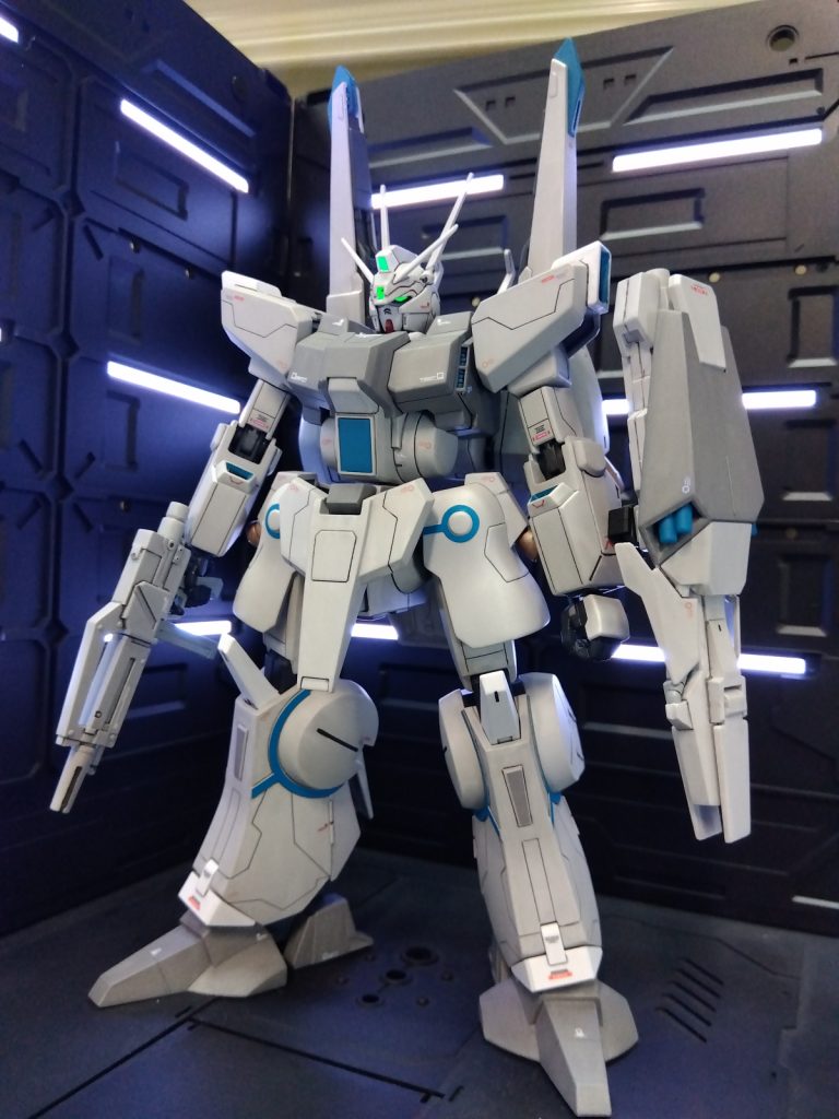 頭部は悩みましたがガンダムタイプを選択。いつものように練習も兼ねてスジボリしたのですが、脚部はよく分からないパネルラインに。もうちょっと考えてやらないとダメですねえ。デカール配置はロボット魂 Ka Signatureを見本として似た感じのデカールを貼りました。