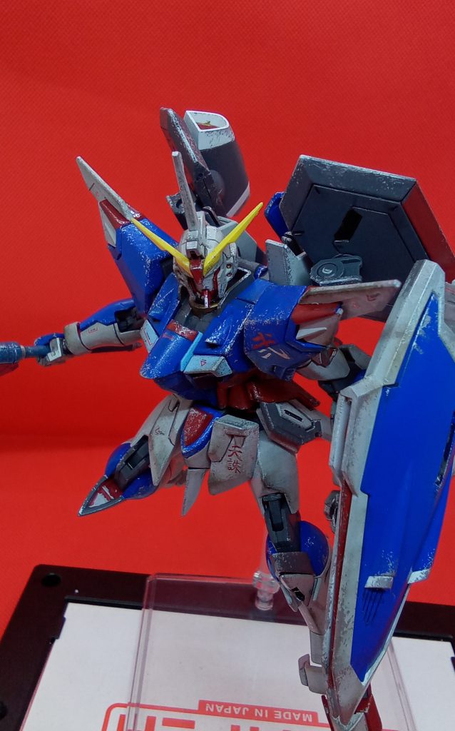 顔のちょうど良いところでパーツ分割されていたので塗装が楽♪胸部と肩の赤部分はスジ彫りしてペイント