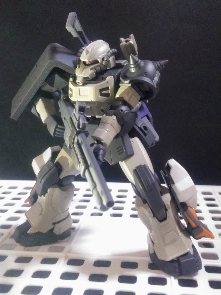 『天斗 大尉専用装備』とイエば 「ショットガン」 😆👍✨何故なら🙏『天斗 大尉』は射撃が苦手💦なので、近距離に迫り広範囲!高威力!!の攻撃を当てる必要がアルのです 😩 因みに『アクト・ザク』はビームライフルを装備出来ますその形状は『ハイザック』や『マラサイ』が使用するものに酷似しているとか 😒 ナンデ?なお『ギレンの野望シリーズ』でもビームライフルを装備しているらしいのですが形状が異なっており「B-CLUB版」「ガレージキット」でのみ立体化されている様です 🤔ヘェェ