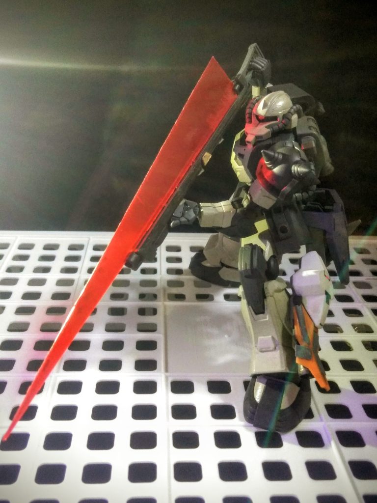 『天斗 大尉専用装備』では絶対に外せない😡 🗡️🗡️🗡️ザッパー抜刀⁉️🔪🔪🔪 此にて『長モノ武装絶対信者』の為の布教活動も完了❗ 👍😆🎶🎶🎶こんな感じでグタグダ!だらっト!!実行です😤💨💨 従軍記者に観せる為のデモンストレーションを意識したツモリの撮影でしたが・・・ダメ駄目ですね(/´△`\) (「UP主」才能ナシ)『アクト・ザク』は「ザク」の名前と意匠を持ってはおりますが、その性能は「ゲルググ」と同等(以上?)らしいです(#^.^#) (なので、型番がMS-11)そして!「HG MSD」として商品化する際に「ザクⅢ」に繋がるようにリ・デザインすれば良かったのに⤵️(ノ;≡ω≡)ノ なんて!思っちゃいました (「UP主」だけかな?) ト!こんな感じで『アクト・ザク』はチョッと騙りニクい機体かも❓ ( ̄~ ̄;) この事実?がハッキリと、示されましたネ(;-ω-)ノ イインカソレデ